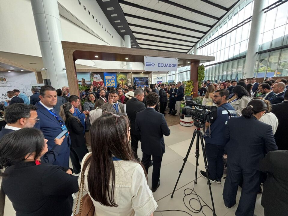 Daniel Noboa genera malestar en el Foro Económico 2026 al ausentarse del stand de Ecuador